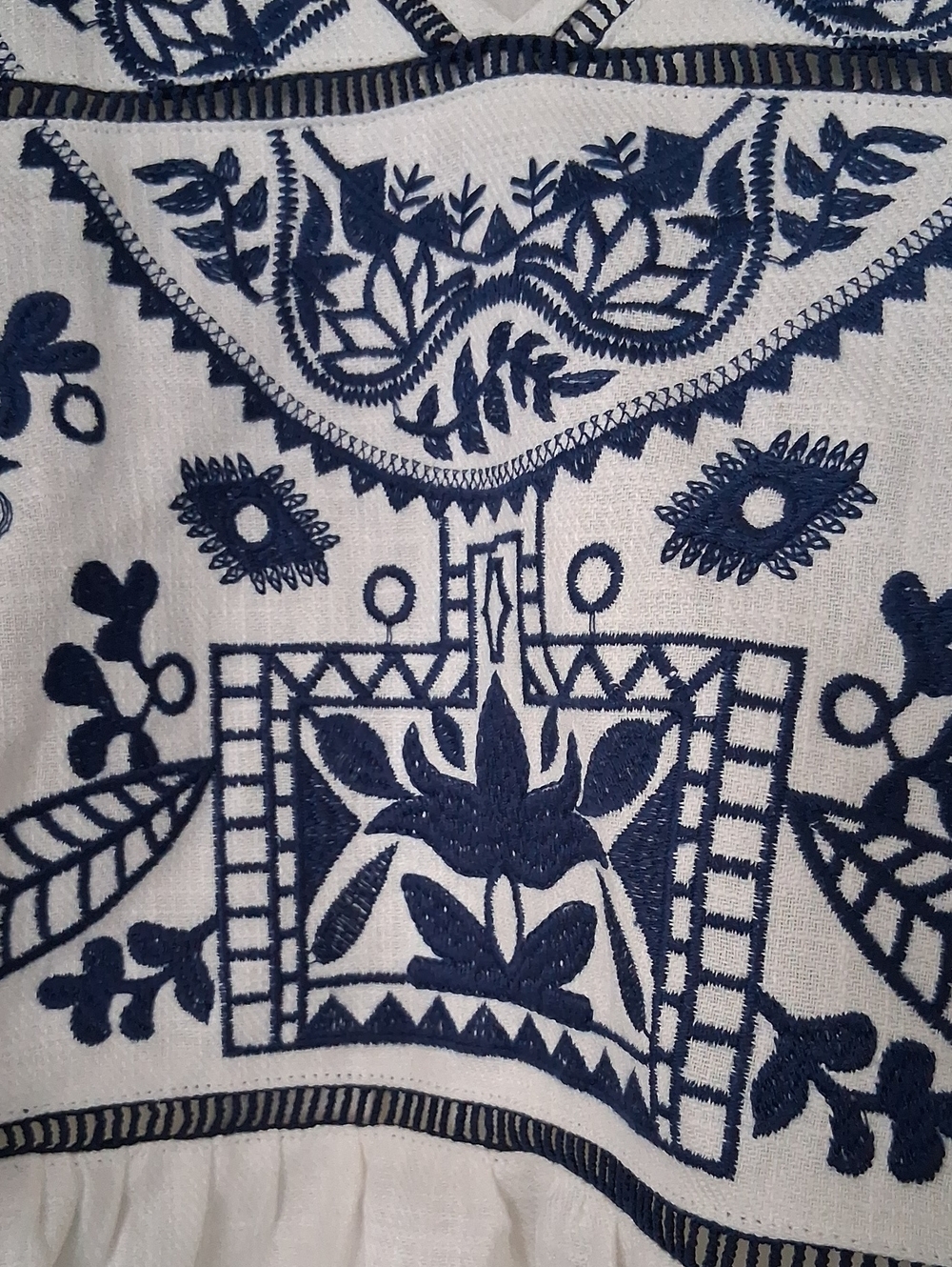 Avara Fate "Mildred" White V-neck Sleeveless Top with Navy Blue Embroidery Sz M - Picture 2 of 8